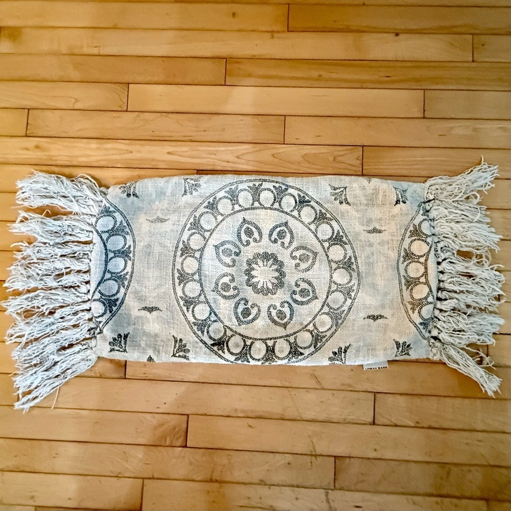 😸EUC Elegant Blue and Cream Accent Pillowcase URBAN BARN